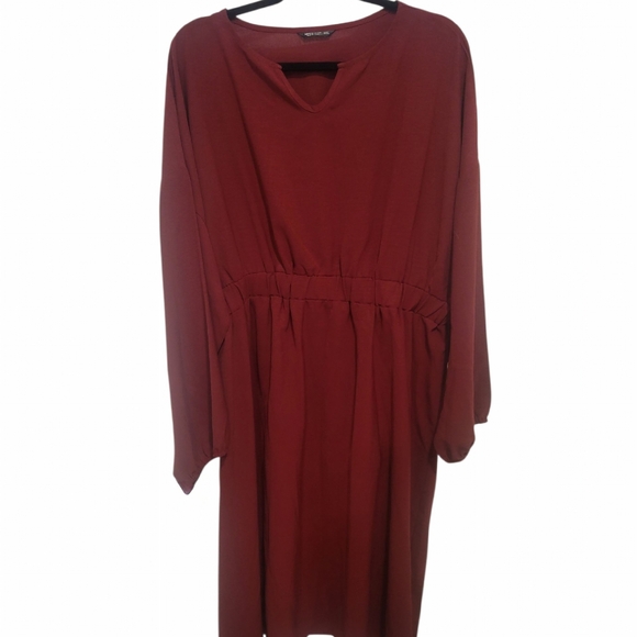 Dresses & Skirts - Elegant Red Dress